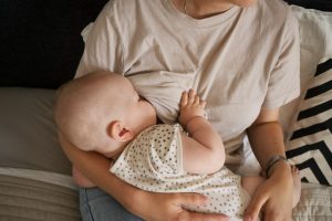 Penyebab Bayi Gumoh Setelah Minum ASI Serta Cara Mengatasinya
