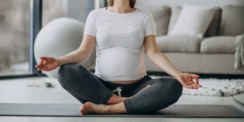 Yuk Jalani Kehamilan dengan Nyaman: Manfaat Prenatal Yoga di Setiap Trimester