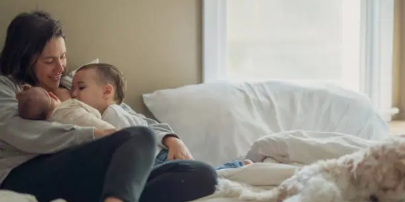 Menyusui Dua Anak Sekaligus dengan Tandem Nursing, Ini Tipsnya!