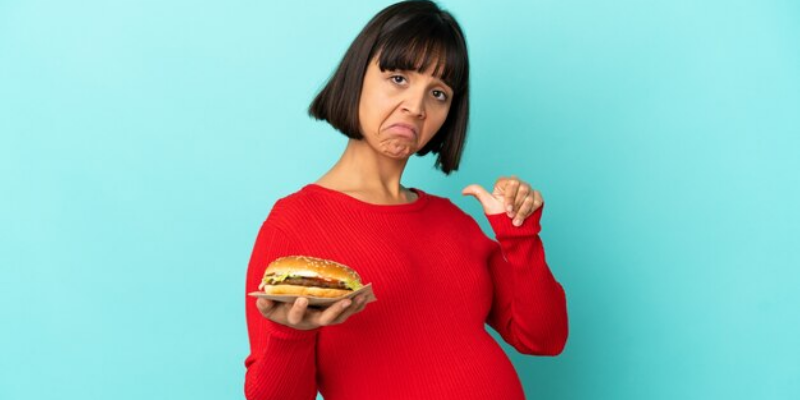 Makan Junk Food Saat Hamil, Apakah Aman untuk Ibu dan Janin?
