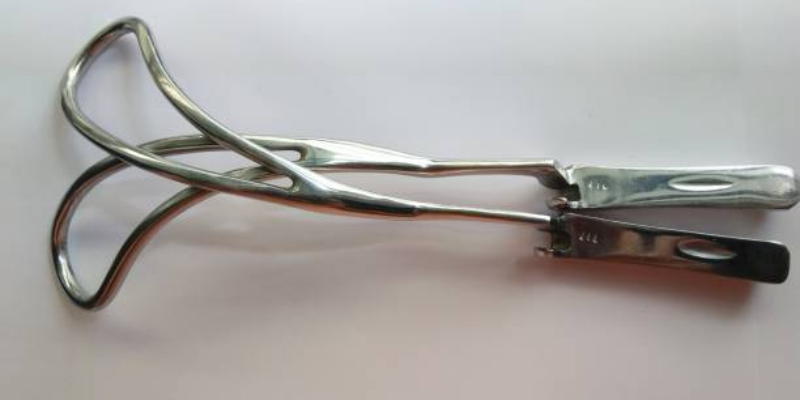 Melahirkan dengan Forceps: Prosedur, Manfaat, dan Risikonya